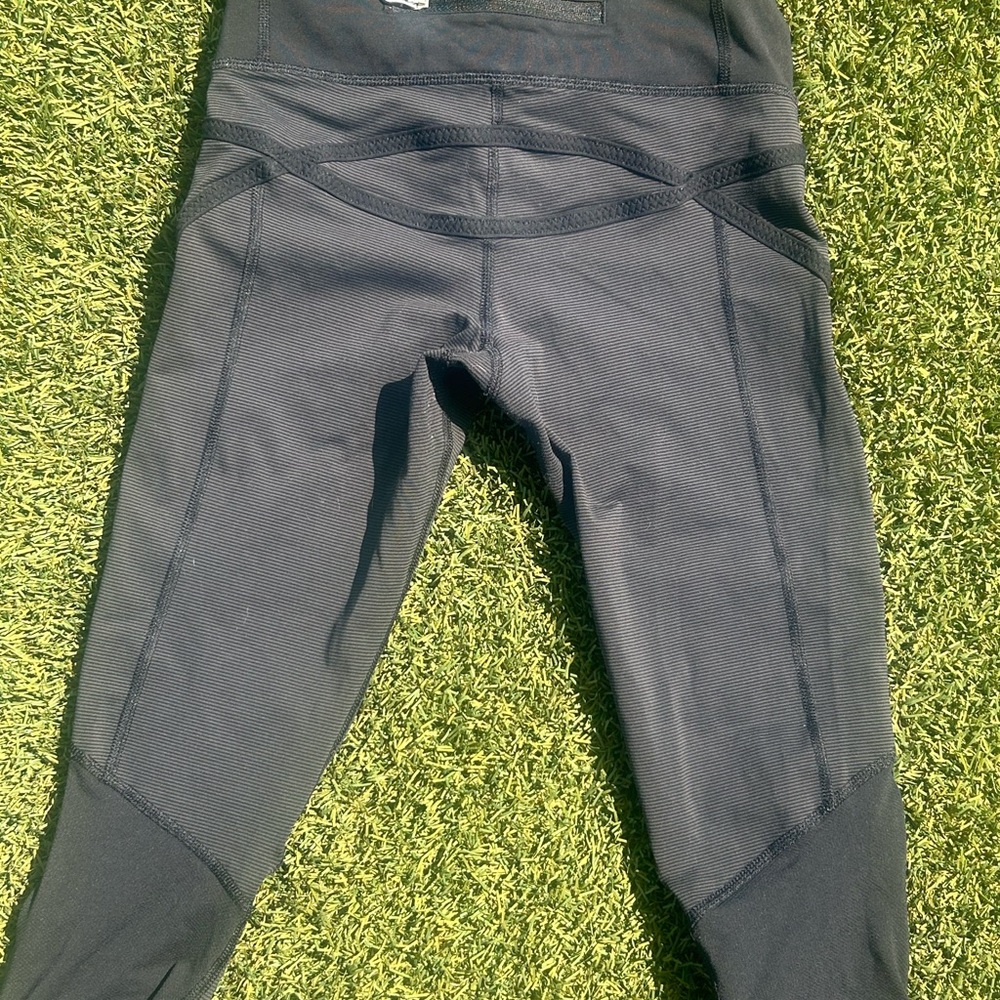 Lululemon women’s cropped leggings two tone black stylish size 2
